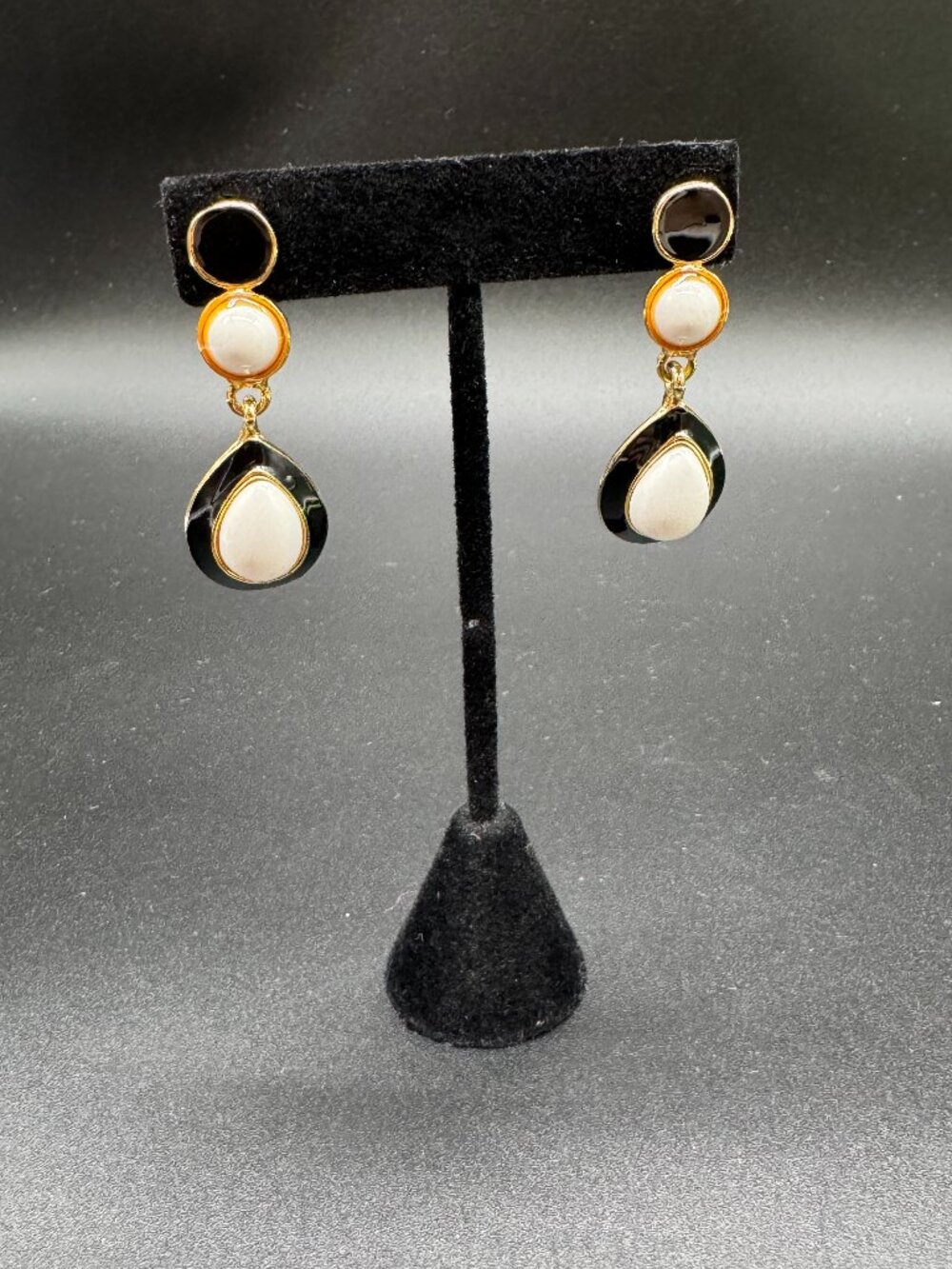 Vintage Gold Tone Pierced Earrings Dangling Black and White *read* - Picture 3 of 7